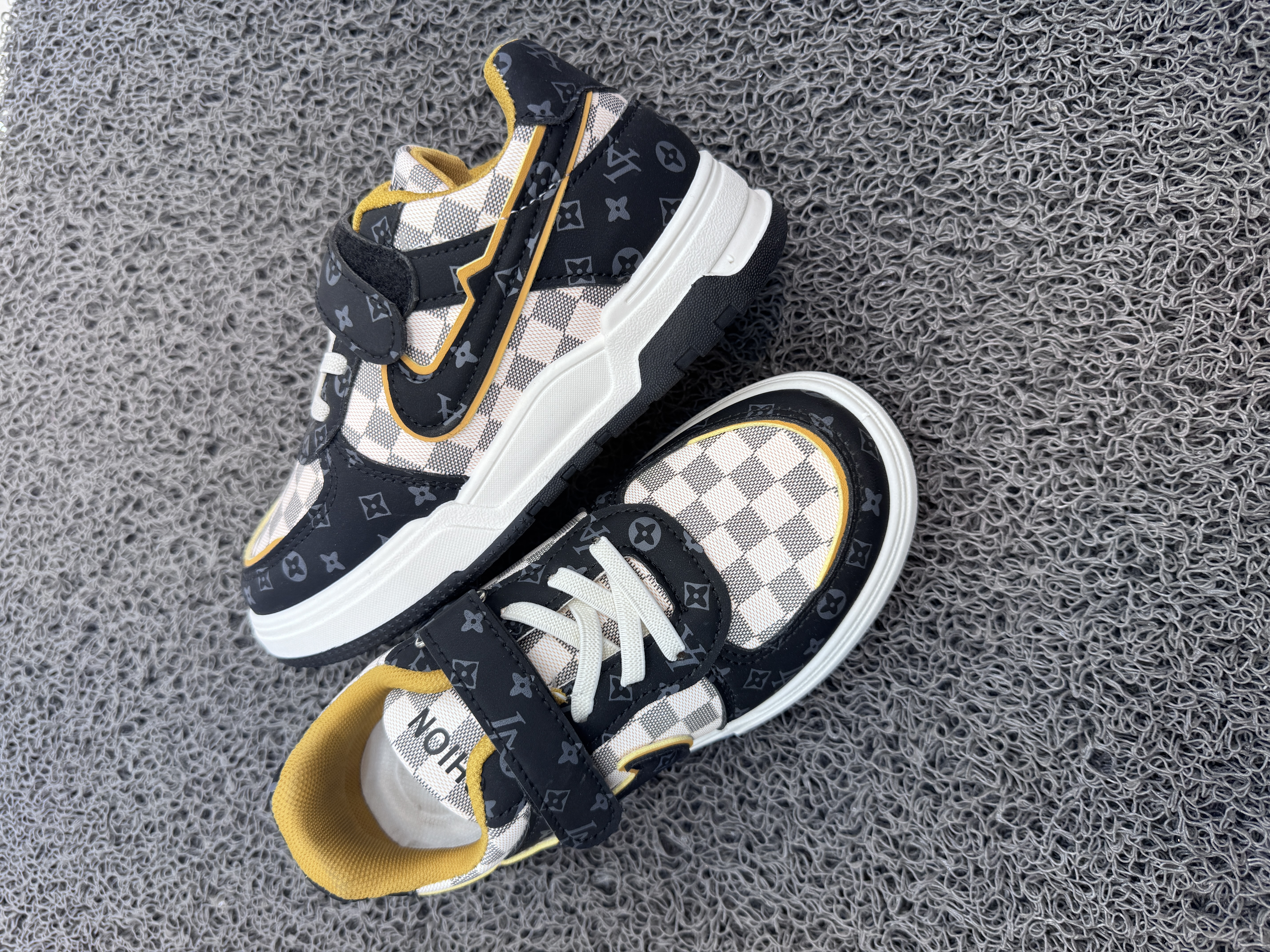 کفش اسپورت مارک A shoes سایز 32 تا 37 کد 2082
